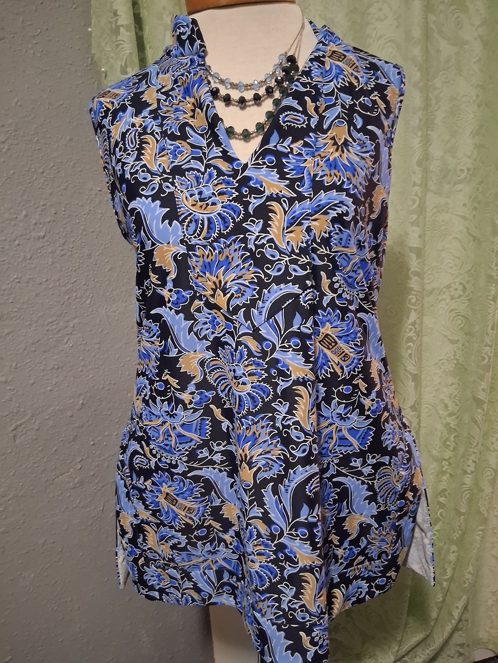 Jude Connally Sleeveless Floral Split-Neck Top in Blue, Cream & Black